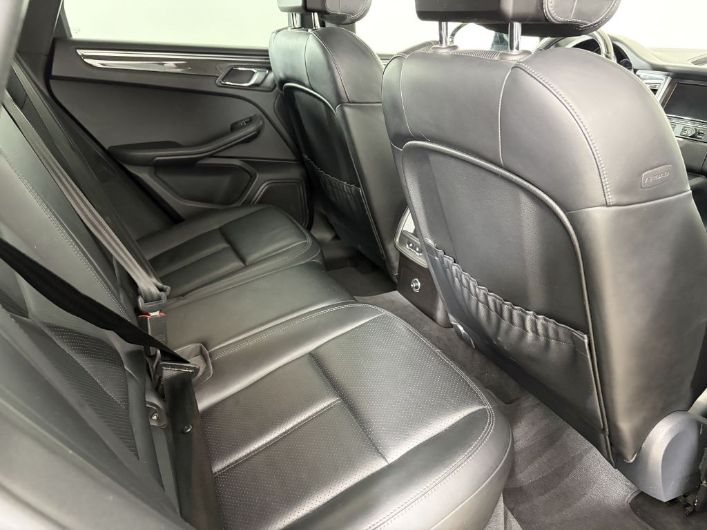 2015 Porsche Macan Image 20