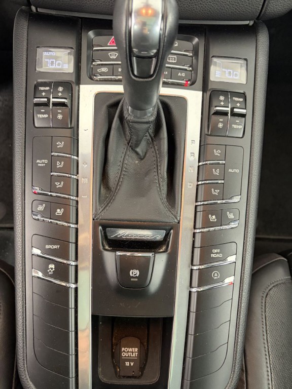 2015 Porsche Macan Image 25