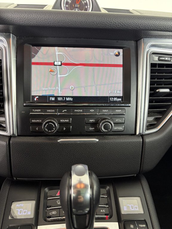 2015 Porsche Macan Image 26