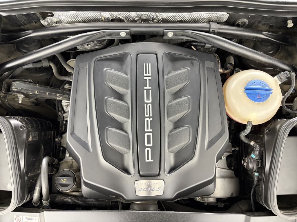 2015 Porsche Macan Image 28