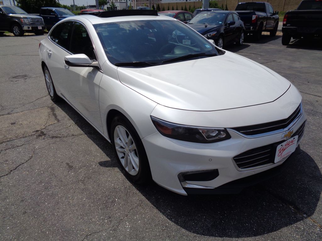 2016 Chevrolet Malibu Image 2