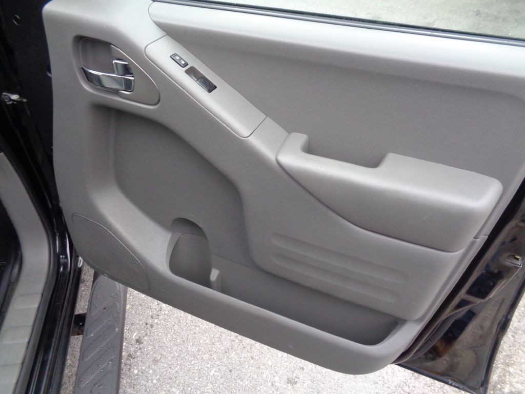 2016 Nissan Frontier Image 24