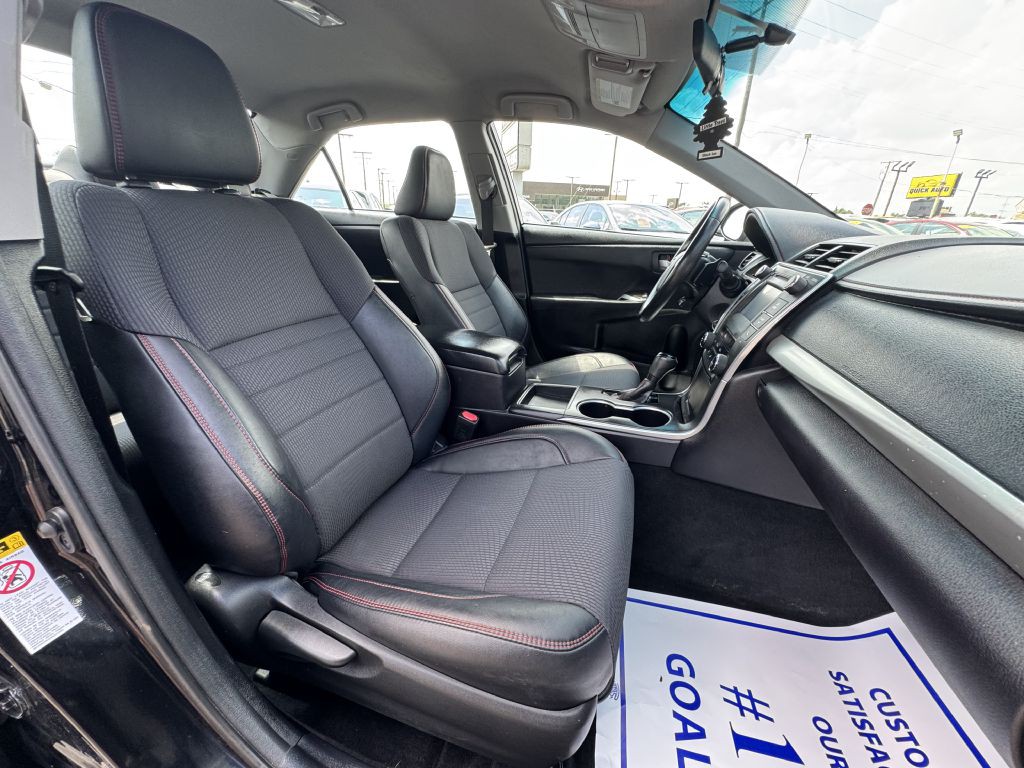 2017 Toyota Camry Image 17