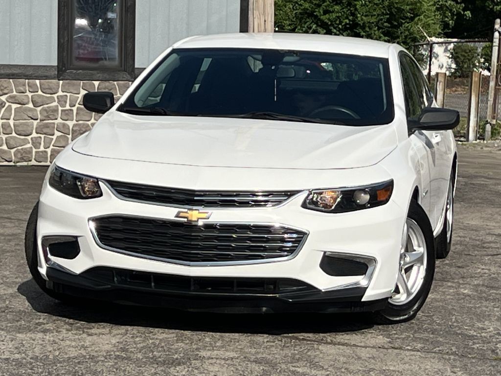 2017 Chevrolet Malibu Image 2