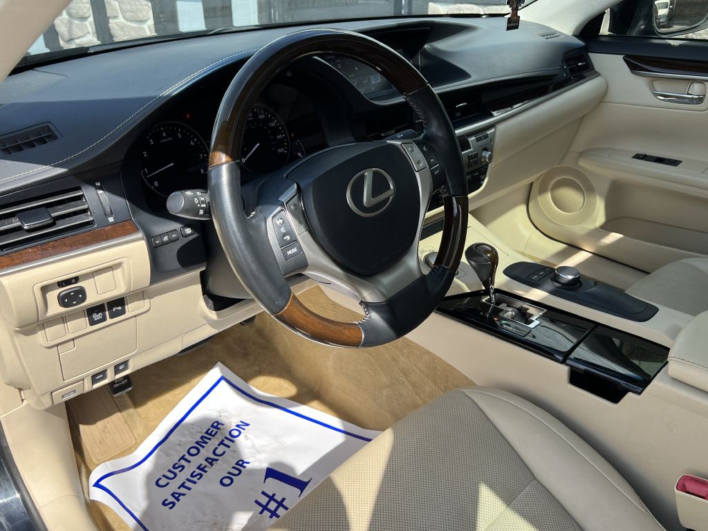 2014 Lexus ES Image 19