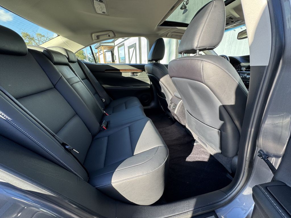 2015 Lexus ES Image 17