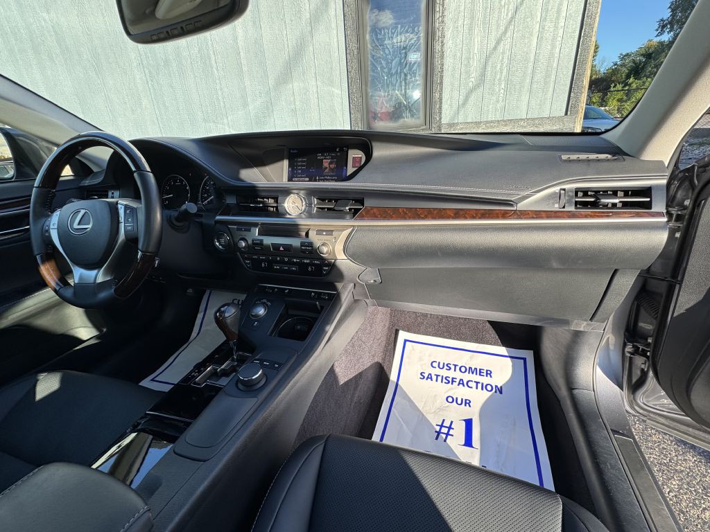 2015 Lexus ES Image 19