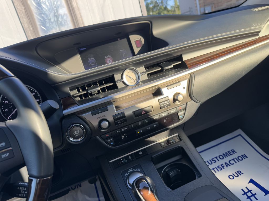 2015 Lexus ES Image 24