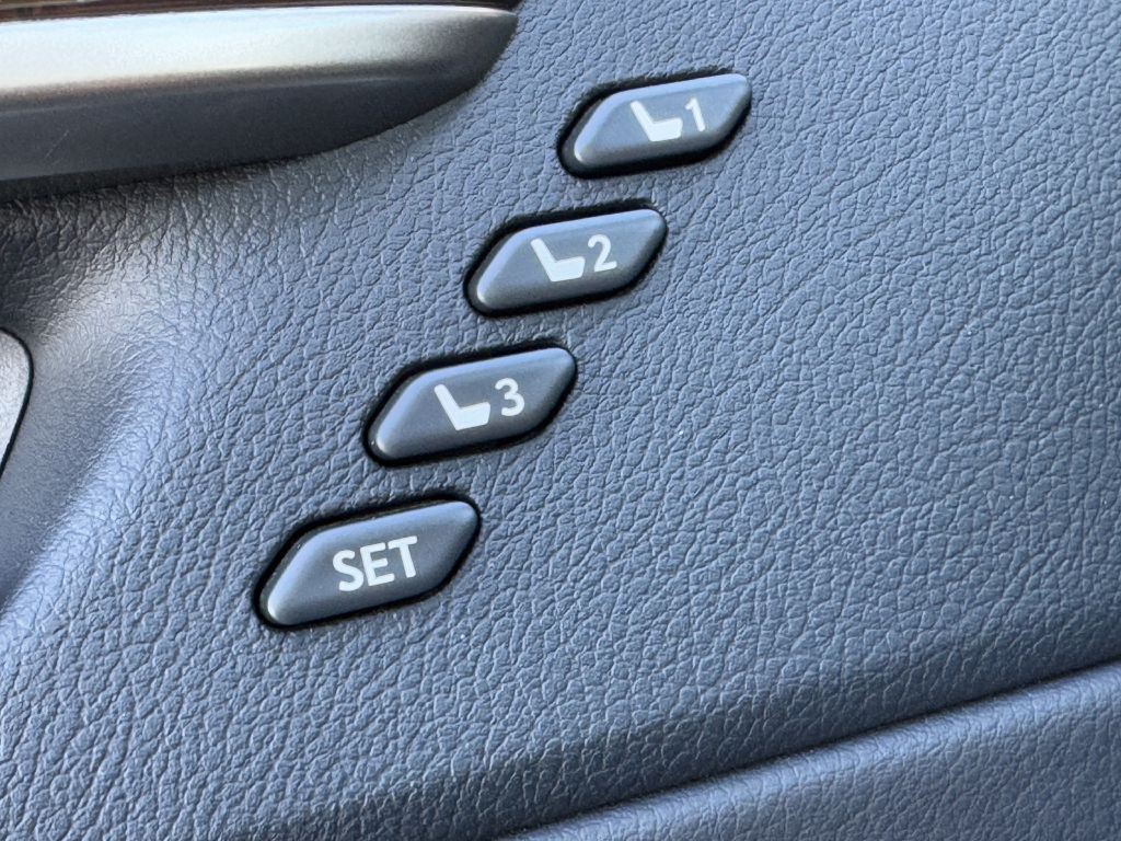 2015 Lexus ES Image 28