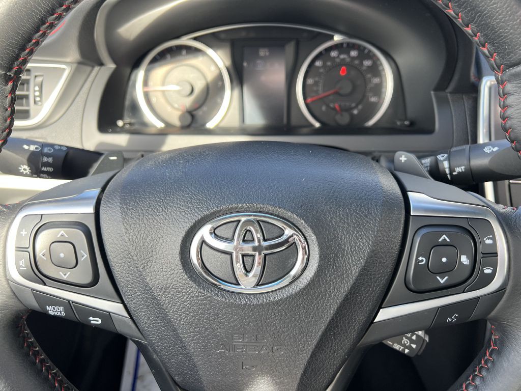 2016 Toyota Camry Image 17