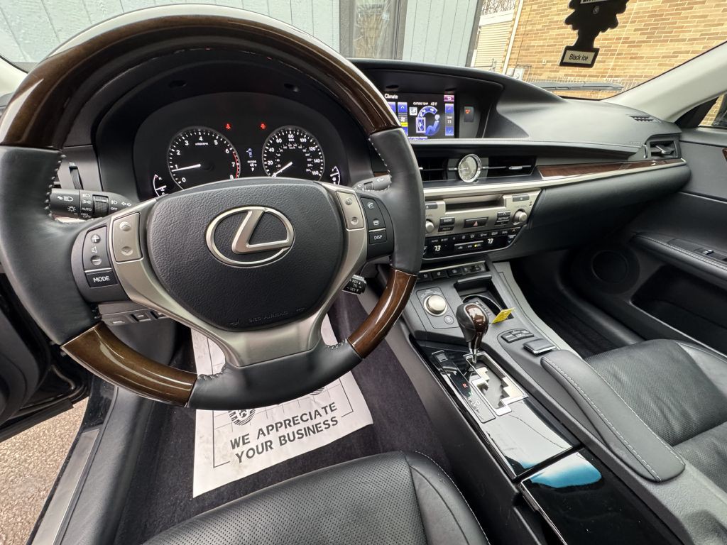 2014 Lexus ES Image 17