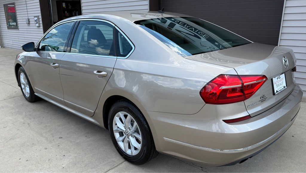 2016 Volkswagen Passat Image 4