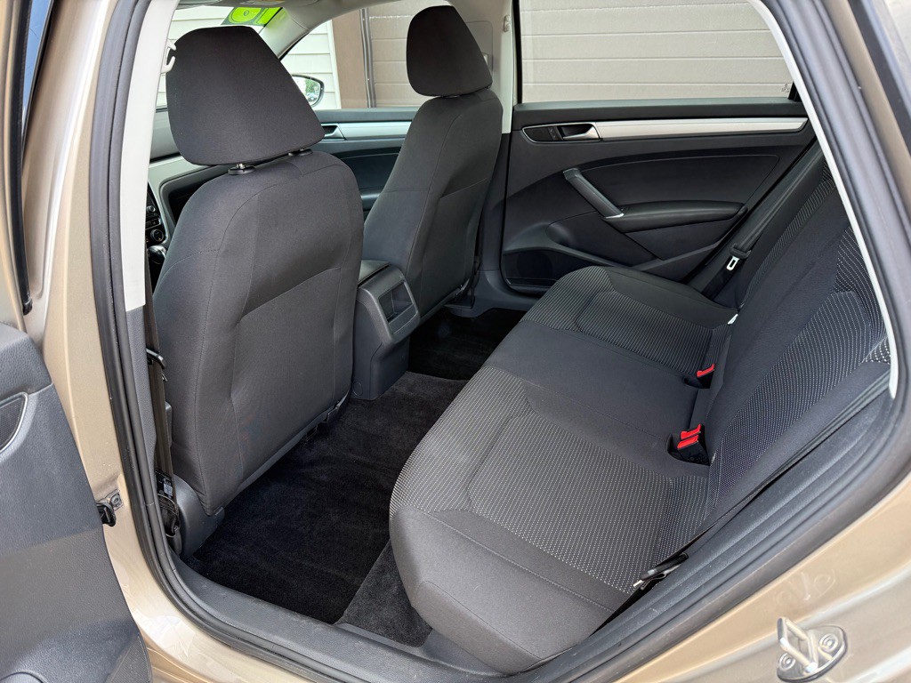 2016 Volkswagen Passat Image 9