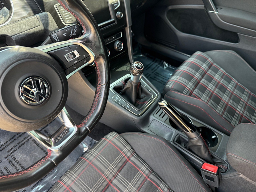 2016 Volkswagen GTI Image 8