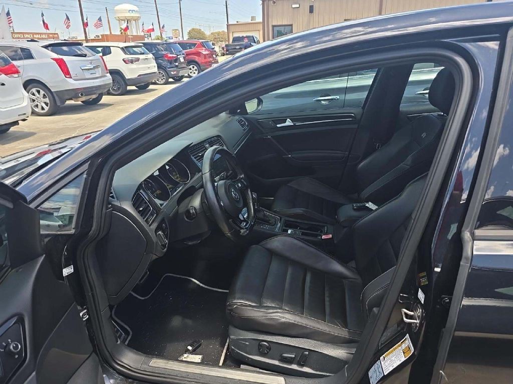2016 Volkswagen Golf Image 2