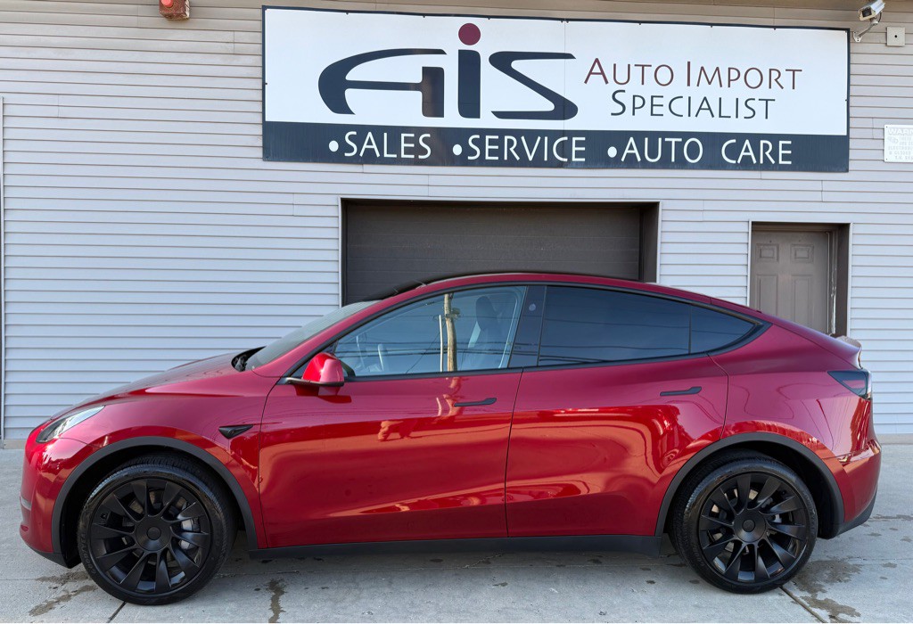 2024 Tesla Model Y Image 3