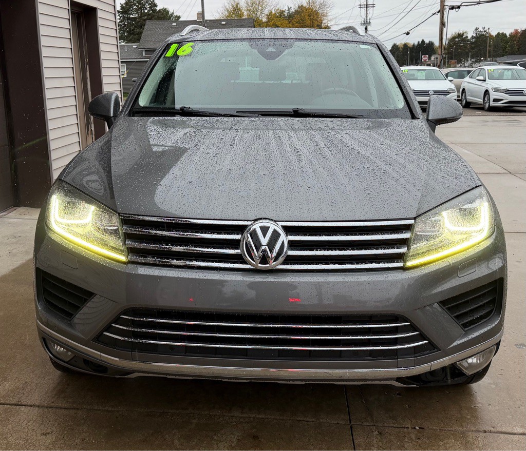 2016 Volkswagen Touareg Image 2