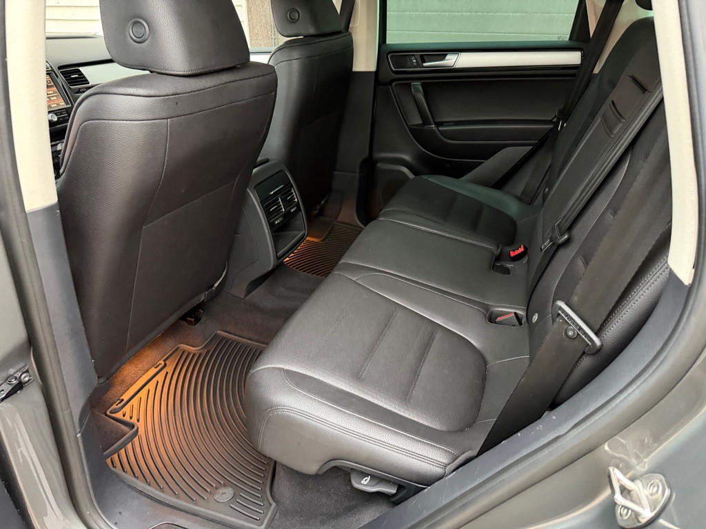 2016 Volkswagen Touareg Image 9