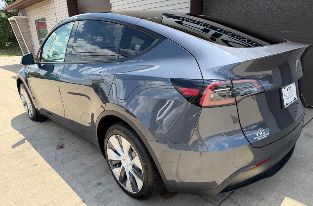 2023 Tesla Model Y Image 8