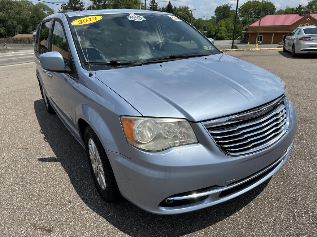 2013 Chrysler Town & Country Image 1
