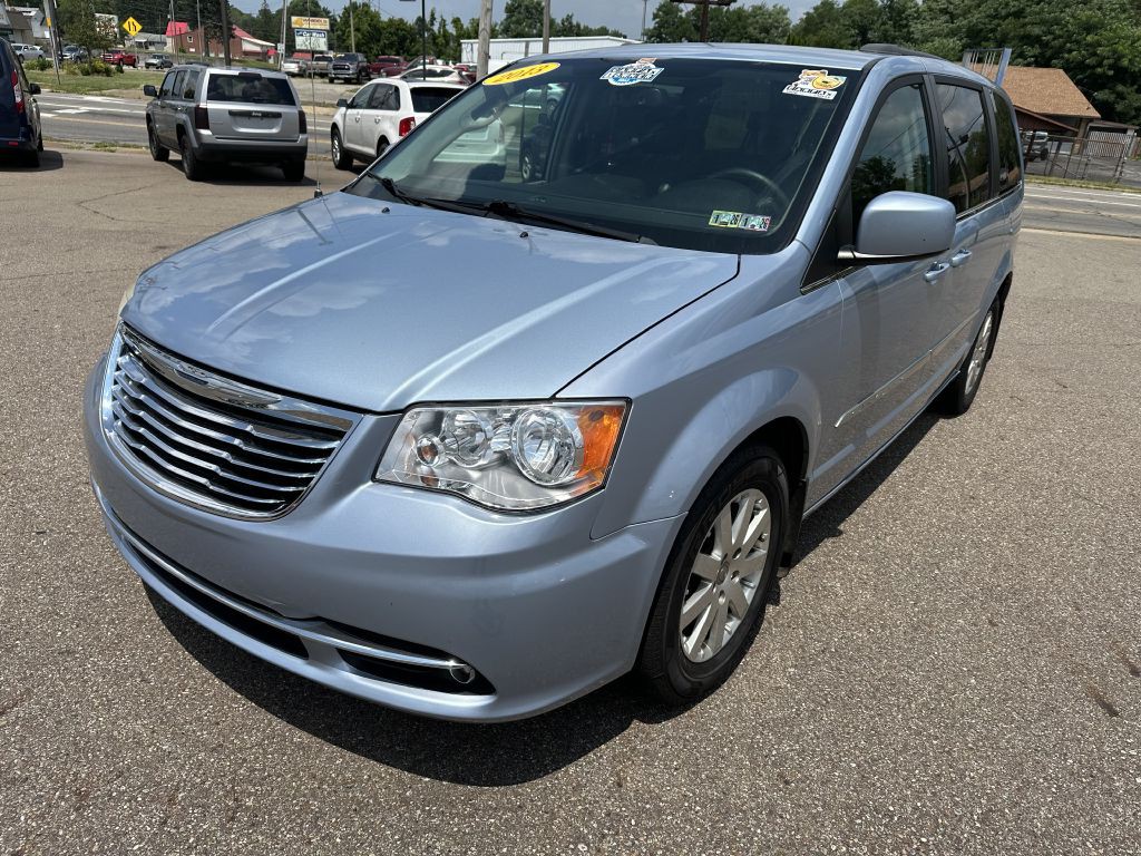 2013 Chrysler Town & Country Image 2