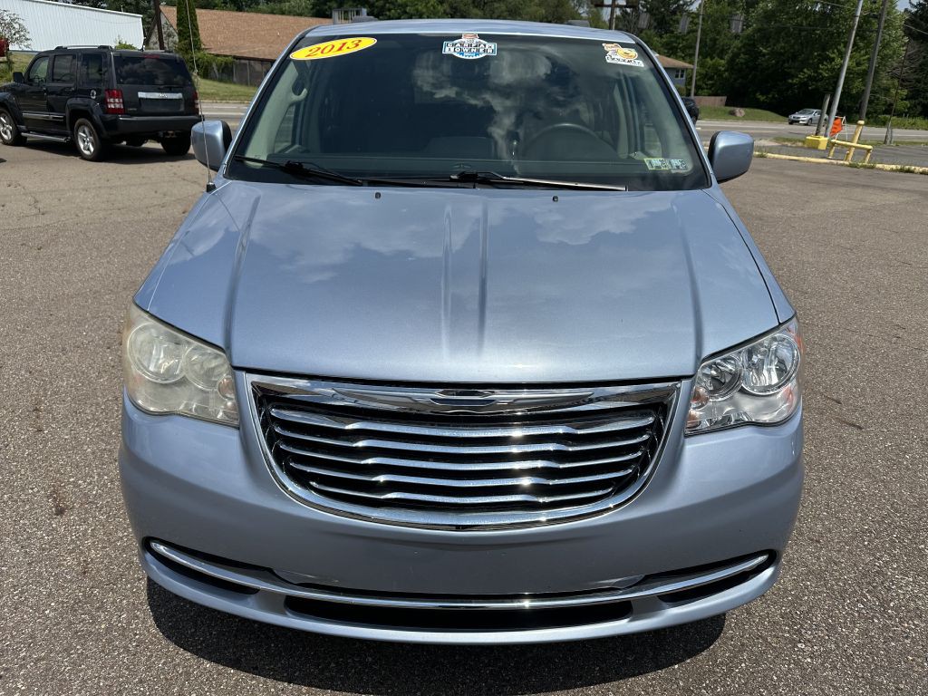 2013 Chrysler Town & Country Image 3