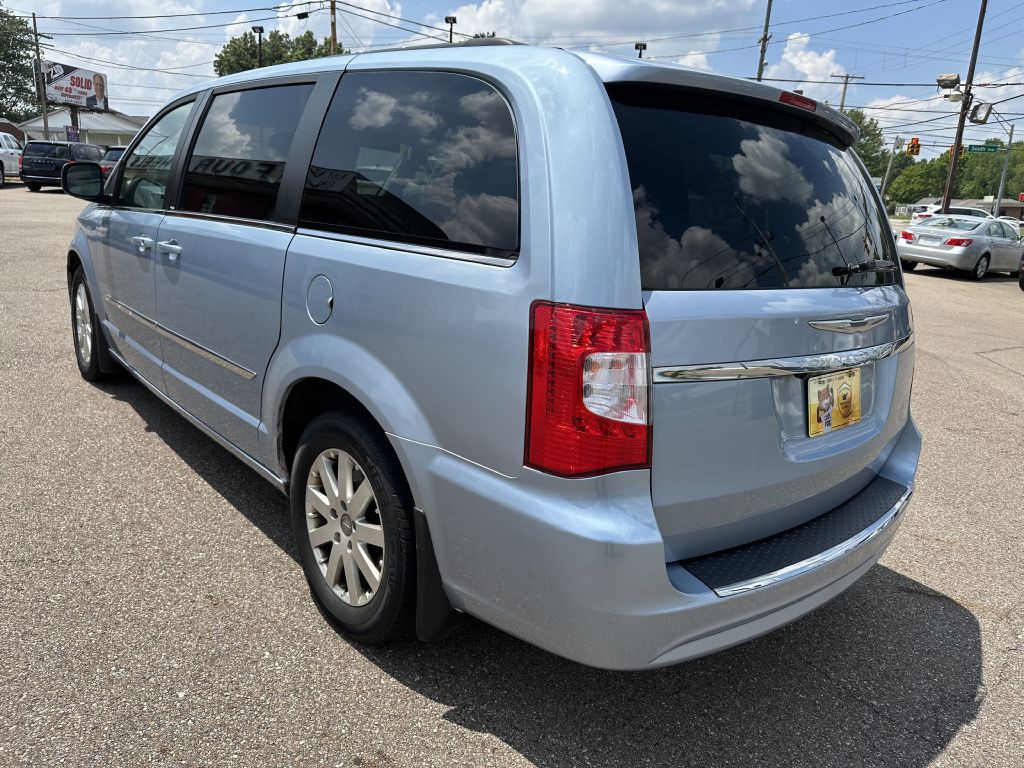 2013 Chrysler Town & Country Image 4