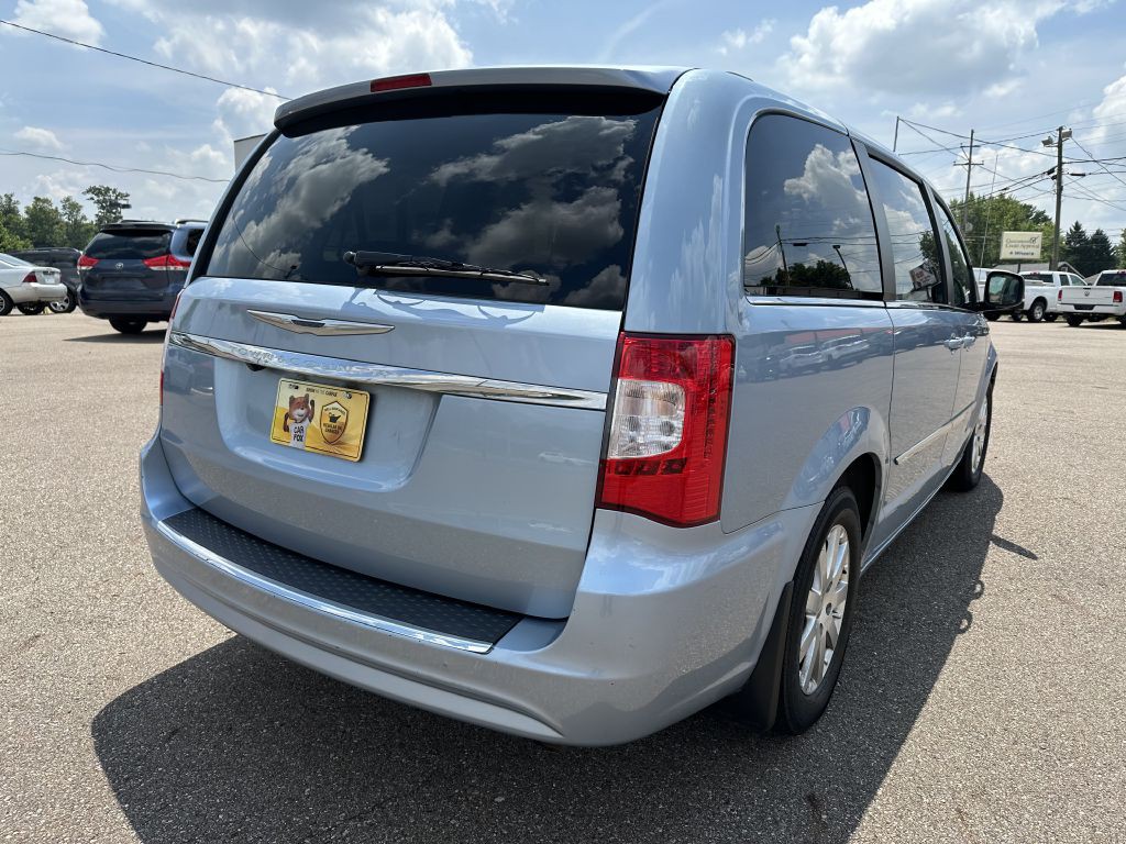 2013 Chrysler Town & Country Image 5
