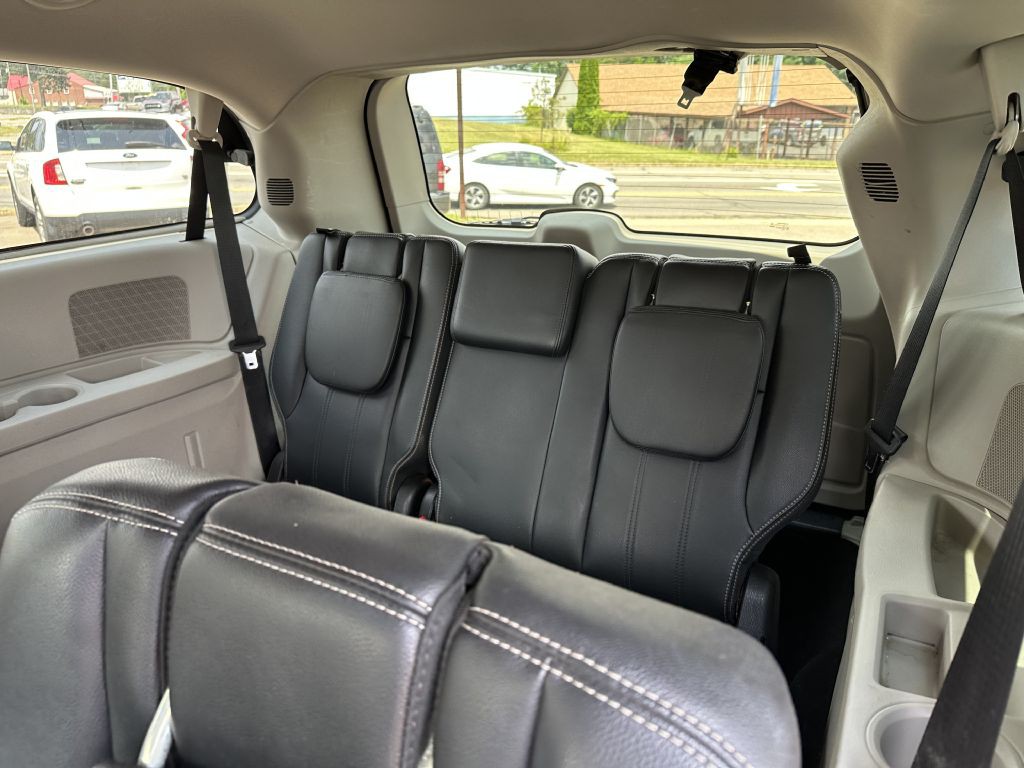 2013 Chrysler Town & Country Image 15