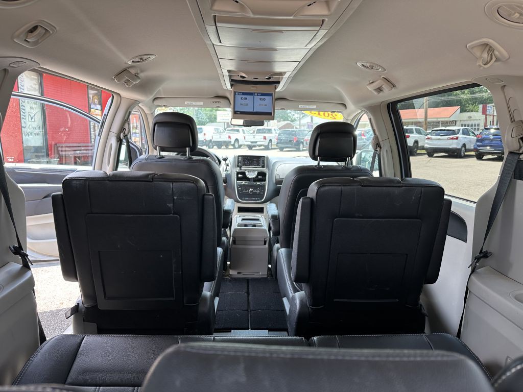 2013 Chrysler Town & Country Image 16