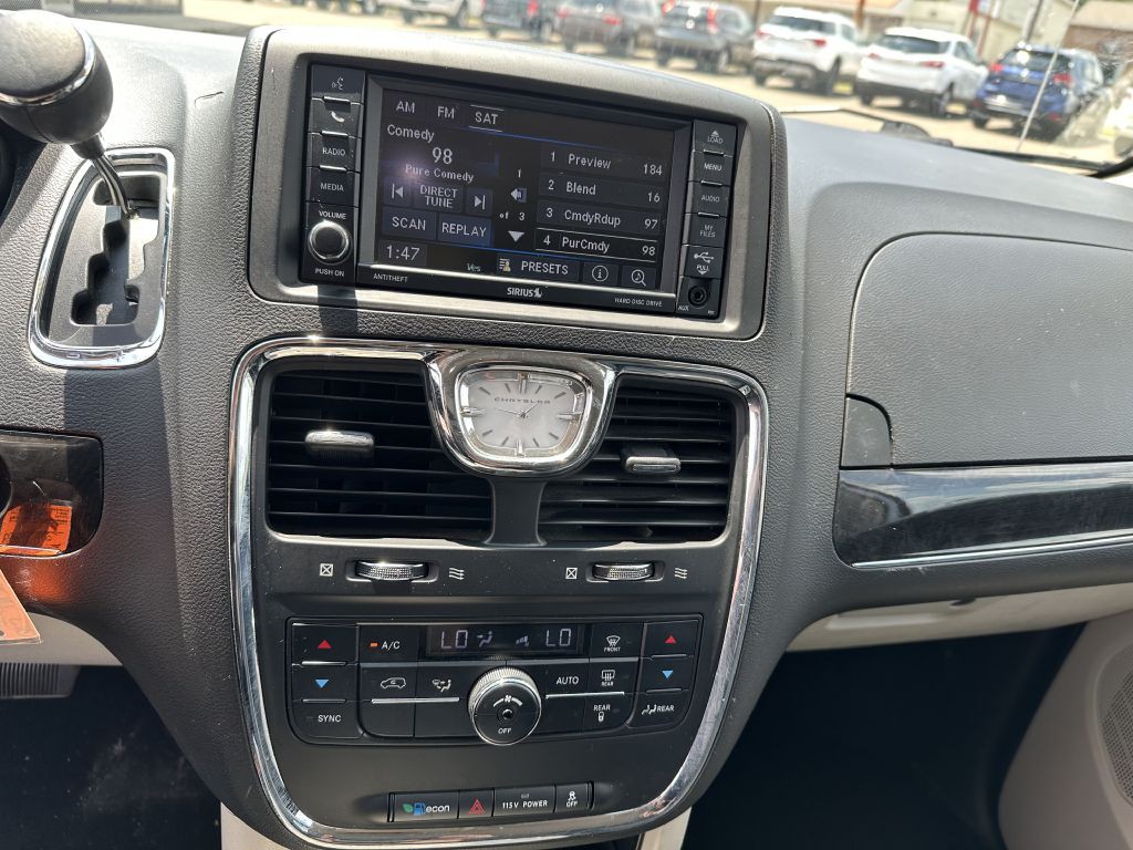 2013 Chrysler Town & Country Image 20