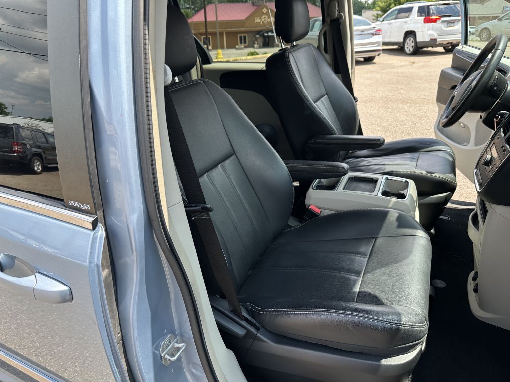 2013 Chrysler Town & Country Image 25