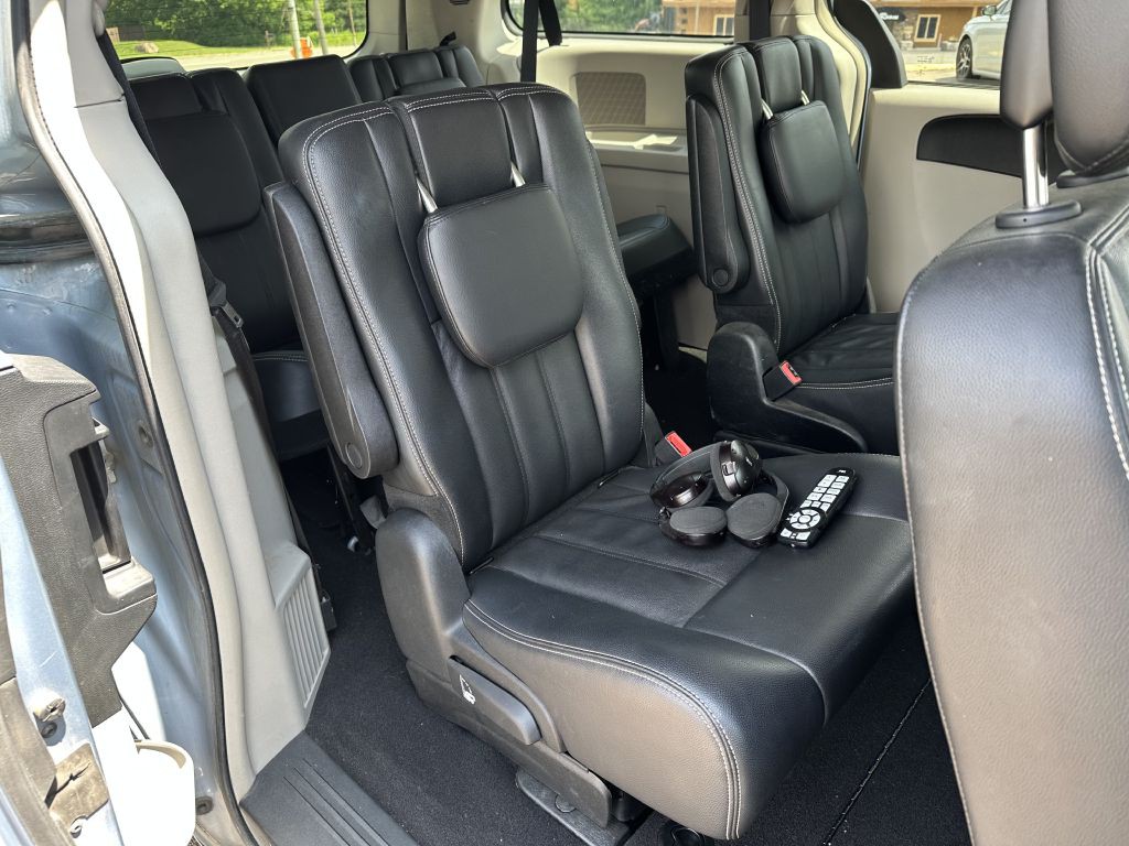 2013 Chrysler Town & Country Image 26