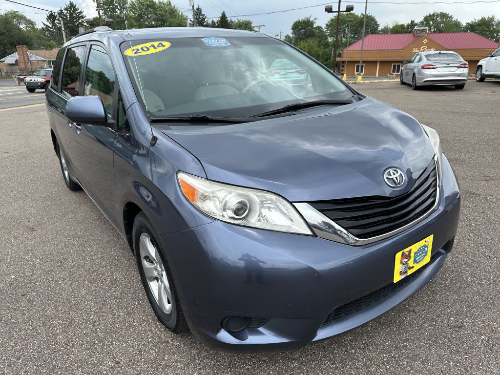 2014 Toyota Sienna Image 1