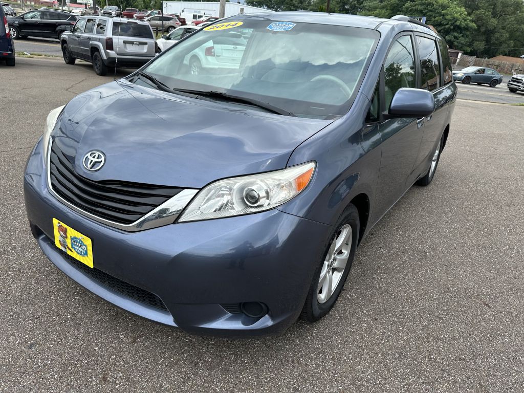 2014 Toyota Sienna Image 2