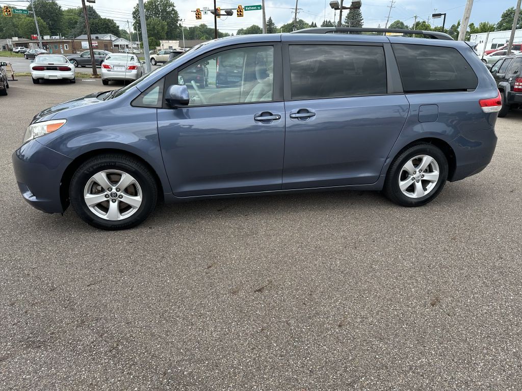 2014 Toyota Sienna Image 4