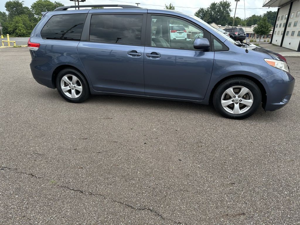 2014 Toyota Sienna Image 5