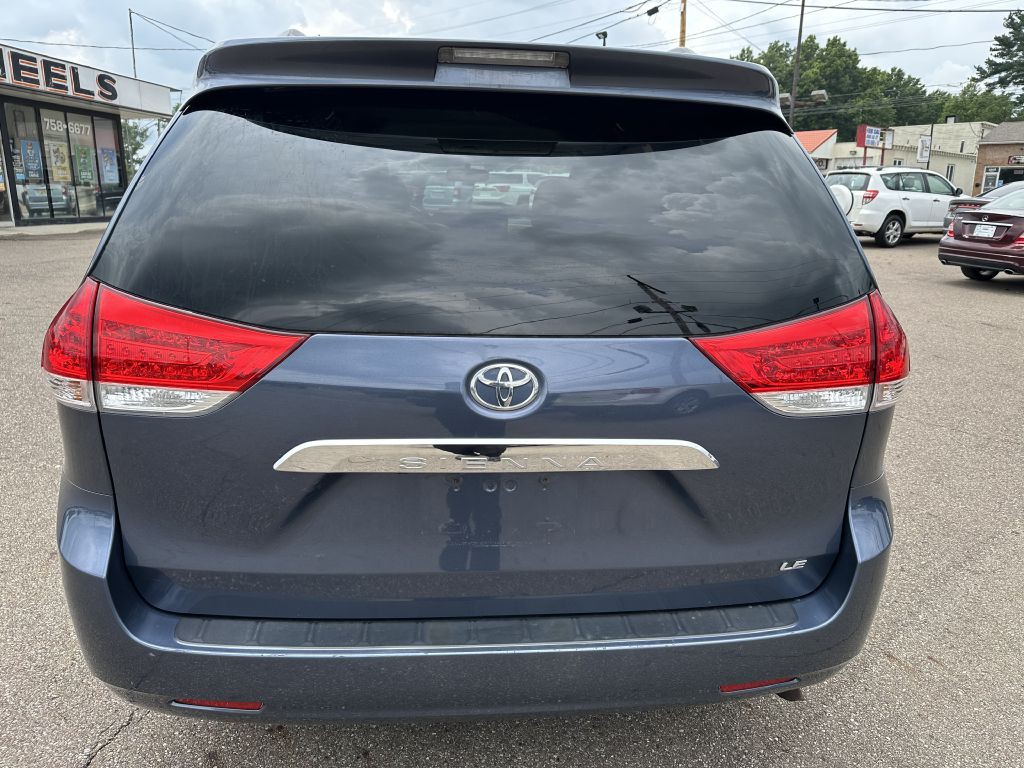 2014 Toyota Sienna Image 8