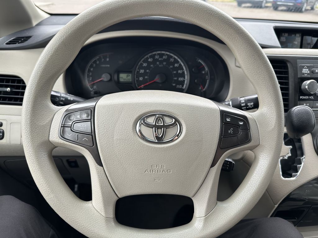 2014 Toyota Sienna Image 10