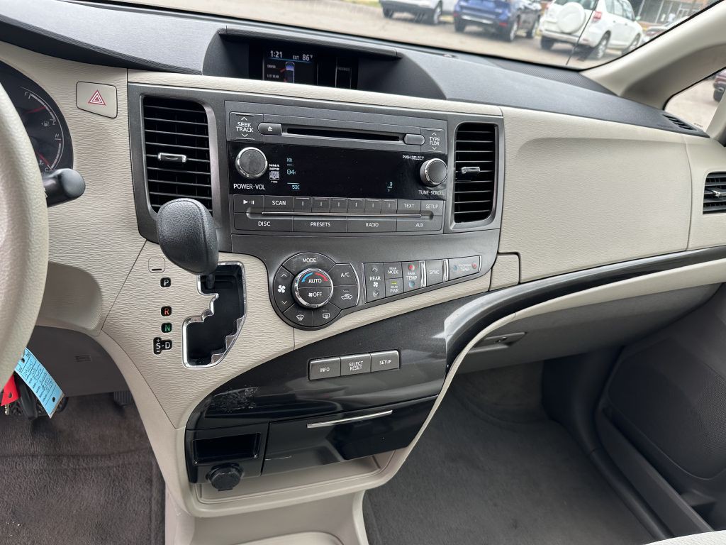 2014 Toyota Sienna Image 11