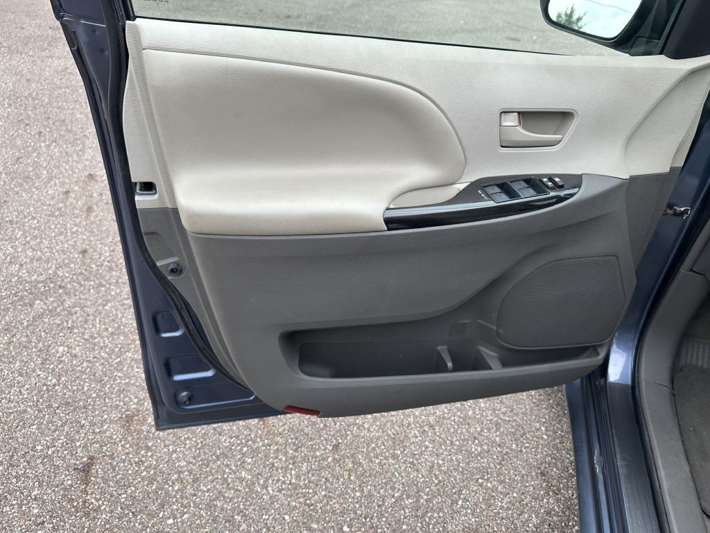 2014 Toyota Sienna Image 12