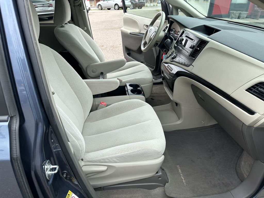 2014 Toyota Sienna Image 15