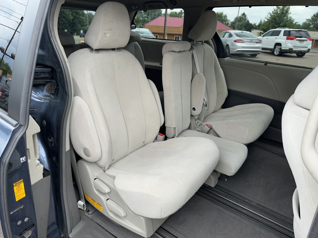 2014 Toyota Sienna Image 16