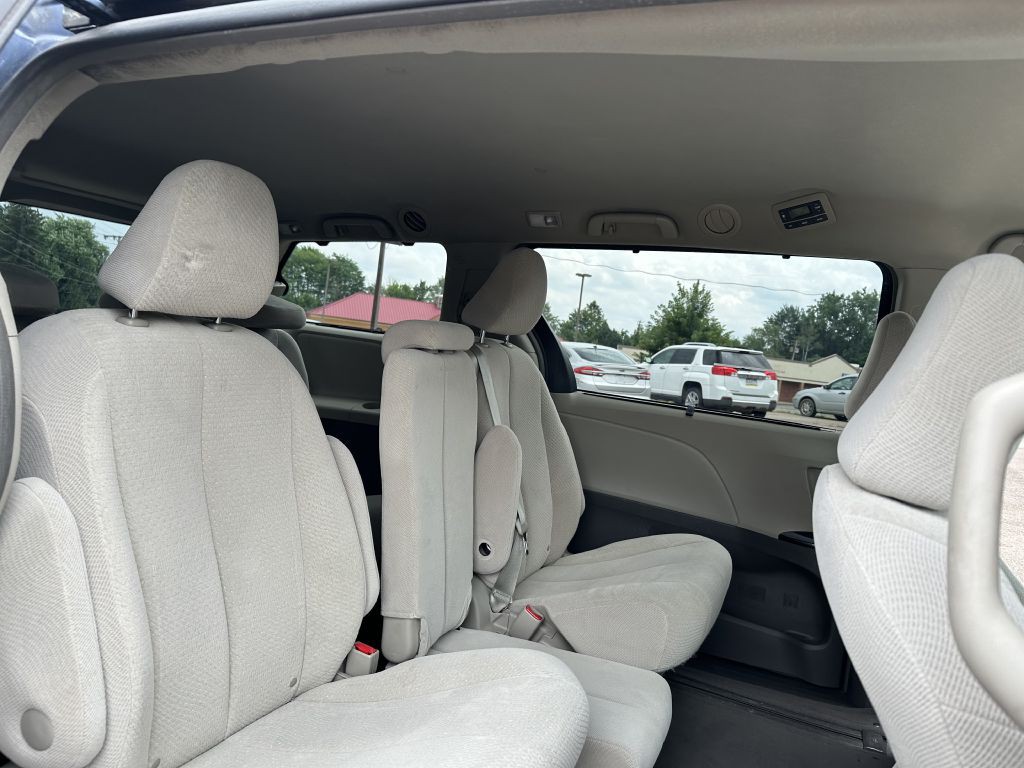 2014 Toyota Sienna Image 17