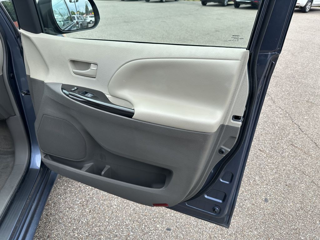 2014 Toyota Sienna Image 18