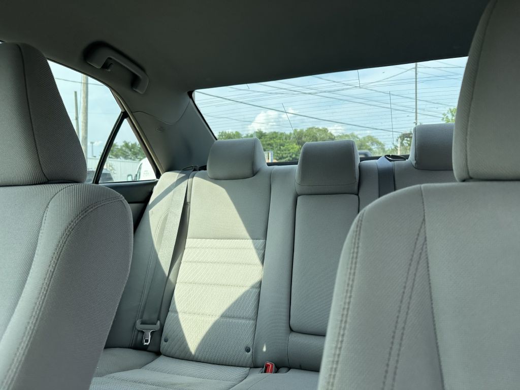 2015 Toyota Camry Image 16