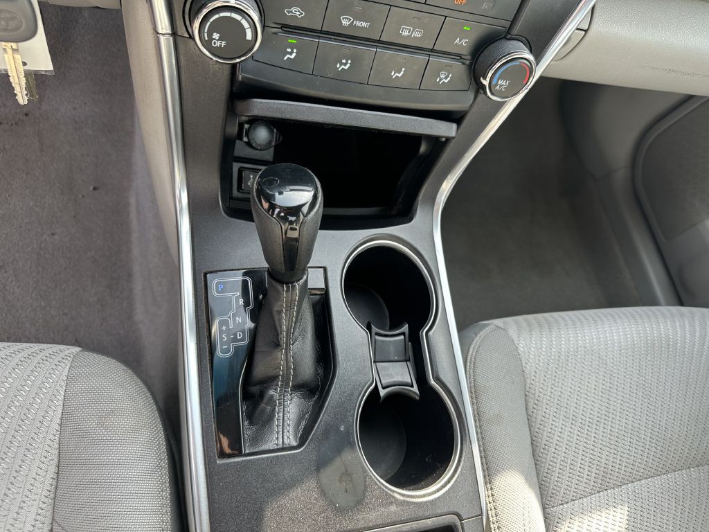 2015 Toyota Camry Image 18