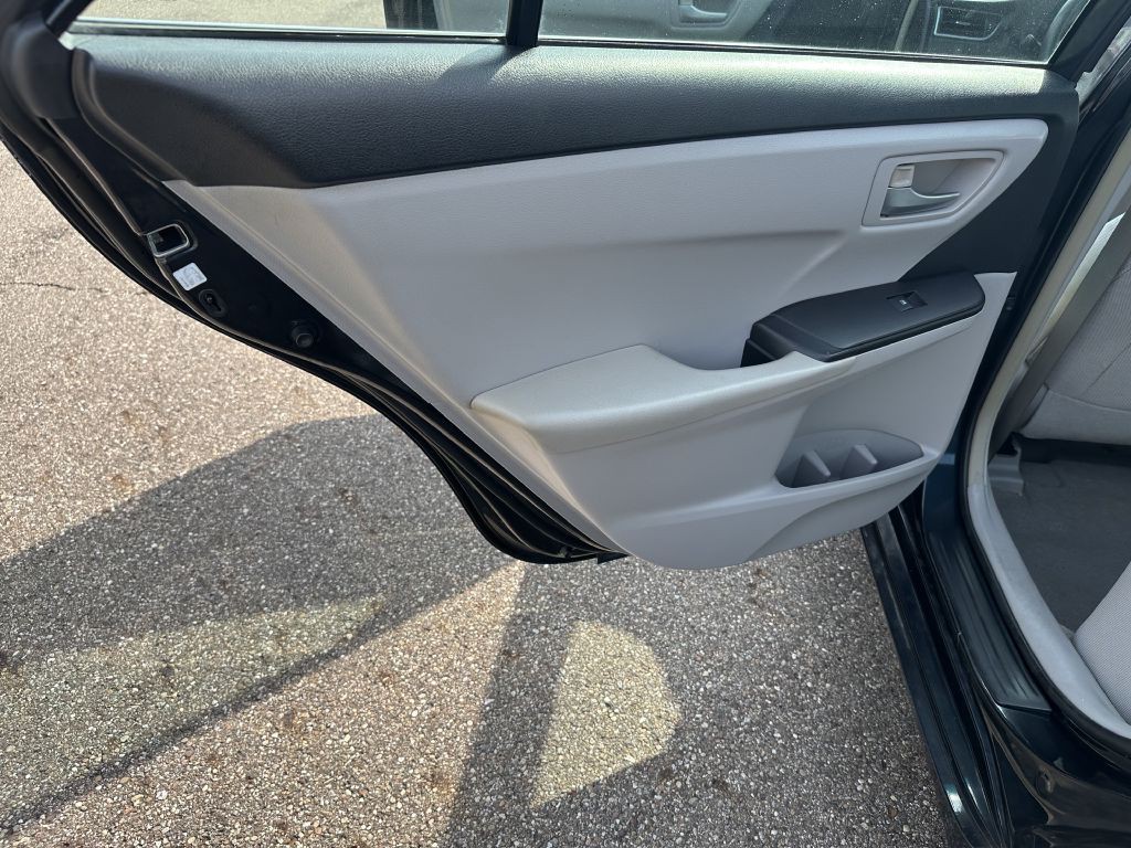2015 Toyota Camry Image 20