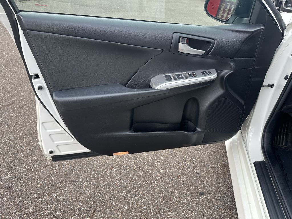 2014 Toyota Camry Image 19