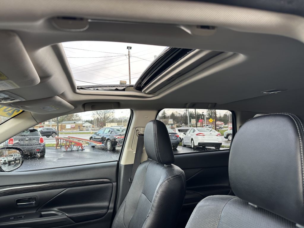 2017 Mitsubishi Outlander Image 12